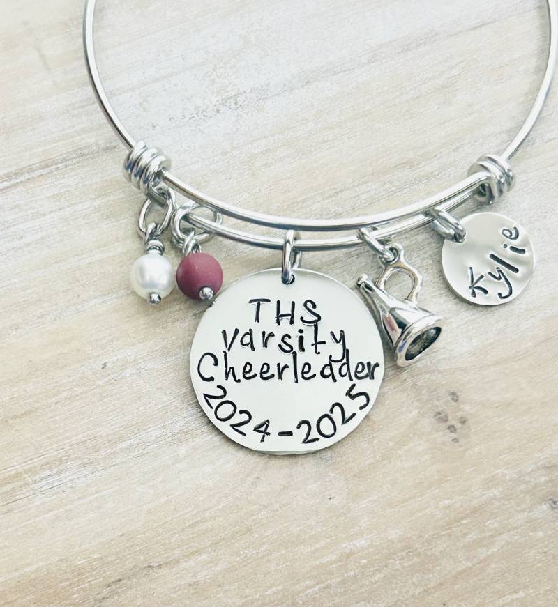 Cheerleader Armreif Varsity Handgestempelt Armband Geschenk Für Megaphon Benutzerdefiniertes Jubeln von BlueEyedJewelsTX