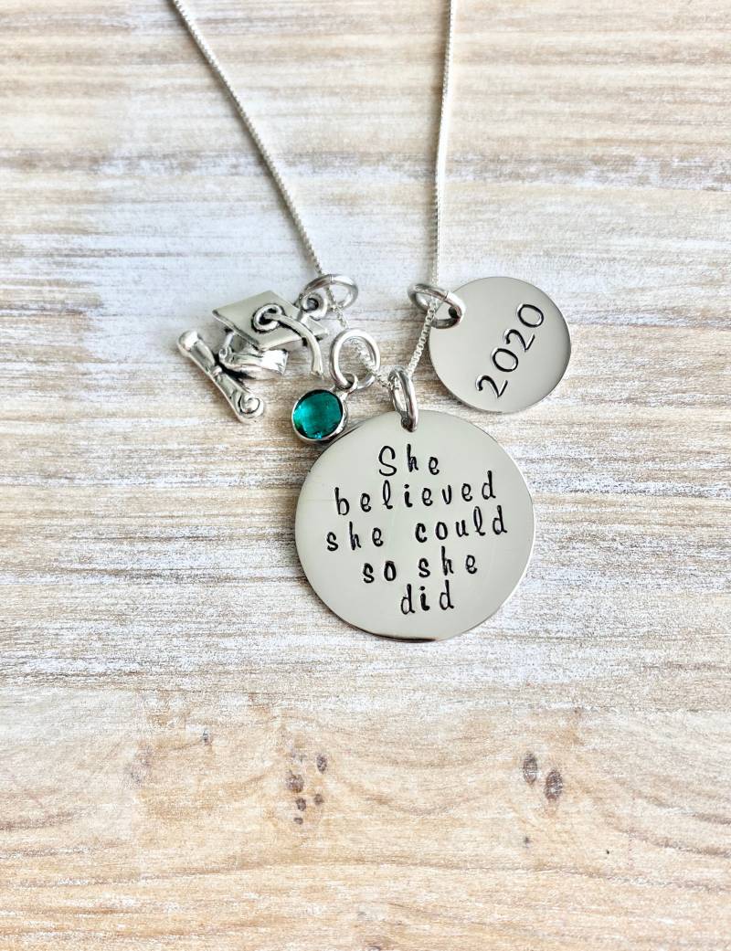 Custom Gift Graduation 2019 Klasse Des Jahres Graduierung Schmuck Für Teenage Girl Unique Halskette Graduate von BlueEyedJewelsTX