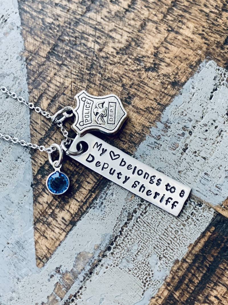 Deputy Sheriff Halskette Wife Polizei Abzeichen Strafverfolgung Geschenk Stellvertretender Mom Mein Herz Gehört von BlueEyedJewelsTX