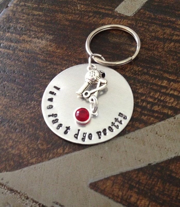 Friseur Schlüsselanhänger Geschenk Für Live Fast Dye Hübsche Hairstylist Handgestempelt von BlueEyedJewelsTX