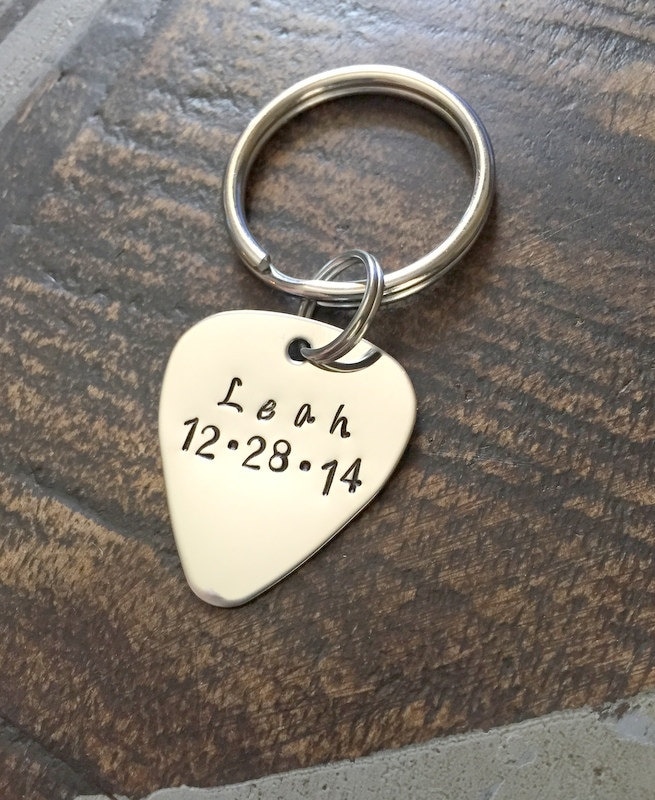Gitarre Pick Schlüsselanhänger Geschenk Für Papa Handgestempelt Personalisierte Custom Neue von BlueEyedJewelsTX