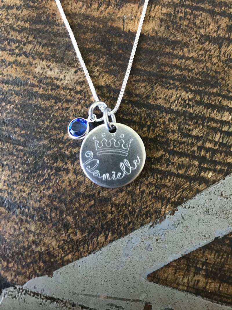 Gravierte Halskette Krone Name Benutzerdefinierte Birthstone Schmuck Geschenk Für Tochter von BlueEyedJewelsTX