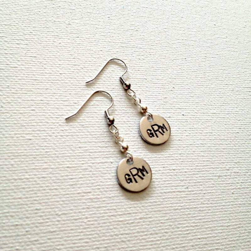 Handgestempelte Ohrringe Monogramm Schmuck Personalisierte Erste Valentinstag Geschenk von BlueEyedJewelsTX