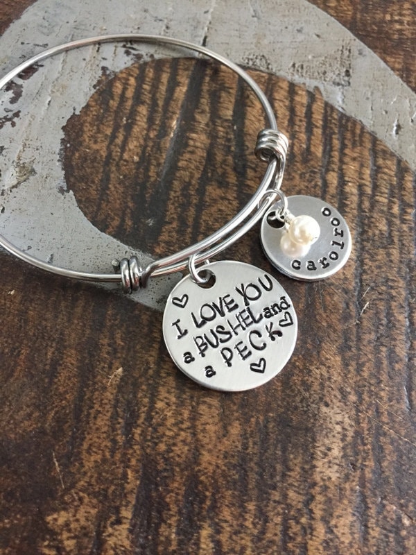 Handstamped Armband Erweiterbar Silber, Ich Liebe Dich Ein Scheffel Und Küsschen Lehrer Geschenk Personalisierte Schmucksachegeschenk Für Mama von BlueEyedJewelsTX