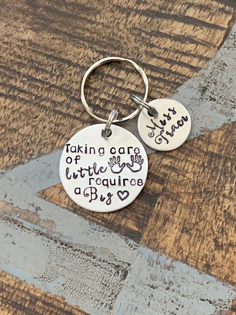 Kita Keychain Geschenk Für Lehrer Wertschätzung Großes Herzschlüsselanhänger Nimmt Ende Des Jahres Kümmert Sich Um Kleine Hände von BlueEyedJewelsTX