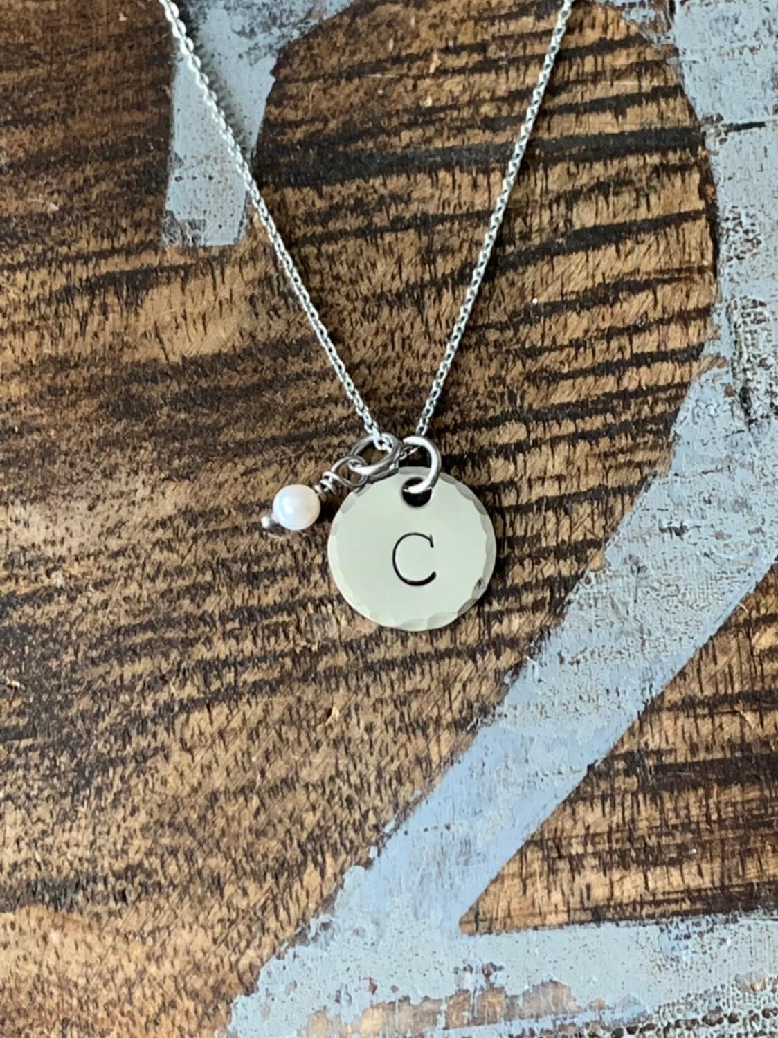 Kleine Initialen Halskette Silber Buchstabenkette Layering Charm Brautjungfer Schmuck Geschenk Für Mama Initial Mit Perle von BlueEyedJewelsTX