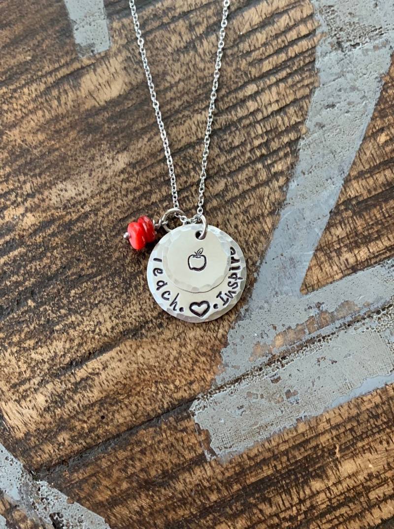 Lehrer Halskette Lehren Liebe Inspirieren Necklacr Geschenk Für Handstamped Inspirierend von BlueEyedJewelsTX