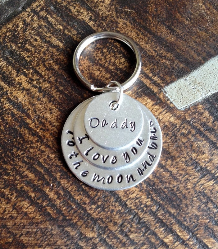 Liebe Dich Zum Mond Und Zurück Schlüsselanhänger Vatertag Geschenk Handgestempelt Für Papa Benutzerdefinierte von BlueEyedJewelsTX