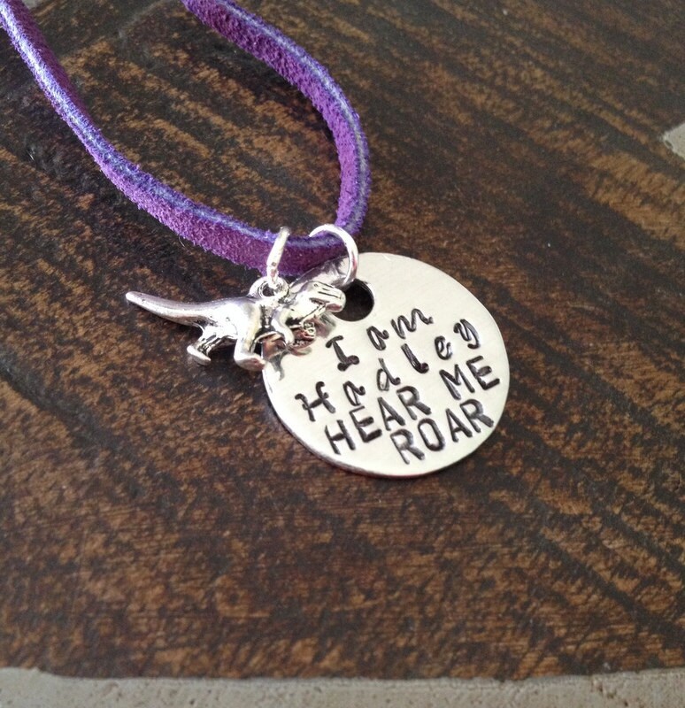 Mädchen Halskette Schmuck Dinosaurier Kleinkind Geburtstag Geschenk Tochter Geburtstagsgeschenk Hören Sie Mich Brüllen Handgestempelt von BlueEyedJewelsTX