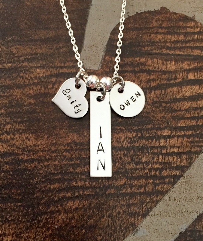 Mama Halskette Muttertagsgeschenk Oma Handgestempelt Personalisierte Namen Gemischte Form Benutzerdefinierte Schmuck von BlueEyedJewelsTX