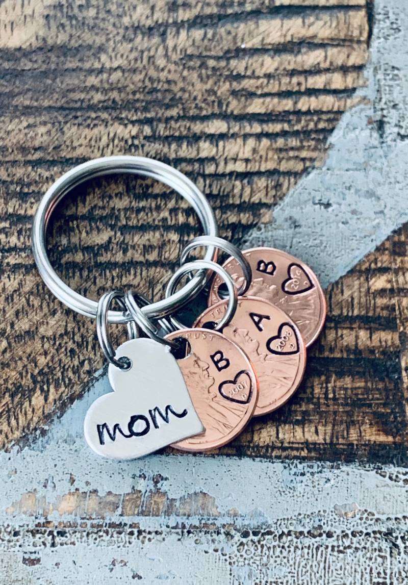 Mom Penny Keychain Personalisierte Mit Jahr Und Initialen Geschenk Nana Mimi Benutzerdefinierte Pennies Hand Gestempelt von BlueEyedJewelsTX