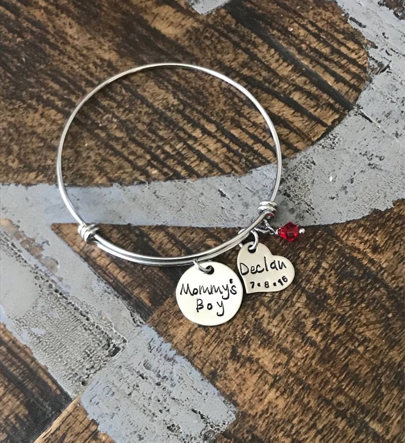 Mamas Junge Armreif Hand Gestempelt Armband Großmutter Geschenk Muttertag Schmuck Für Mama Personalisierte Benutzerdefinierte Neue Mutter von BlueEyedJewelsTX