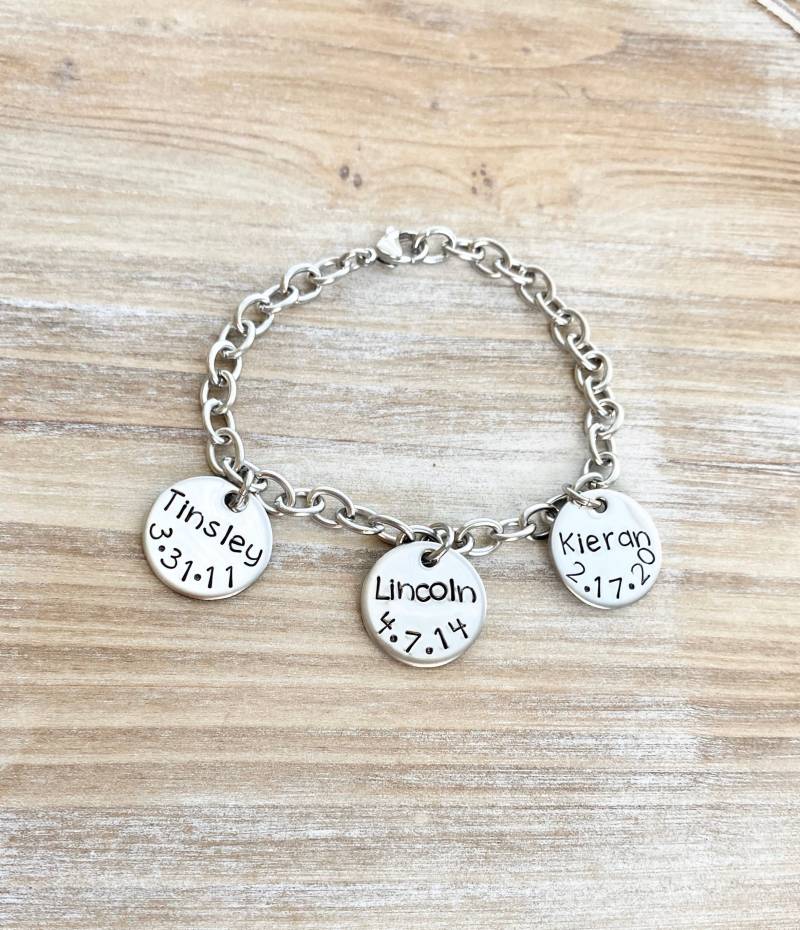 Mutter Charm Armband Oma Enkel Name Handgestempelt Personalisierte Handgestempelt Schmuck von BlueEyedJewelsTX