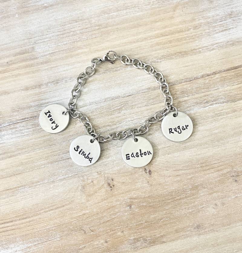Mutter Charm Armband Oma Enkel Name Handgestempelt Personalisierte Handgestempelt Schmuck von BlueEyedJewelsTX