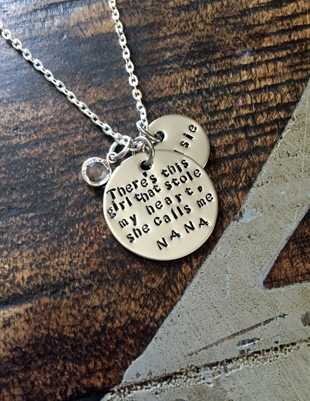 Nana Halskette Theres Dieses Mädchen, Das Mein Herz Handgestempelt Personalisieren Schmuck Muttertagsgeschenk Oma Benutzerdefinierte von BlueEyedJewelsTX