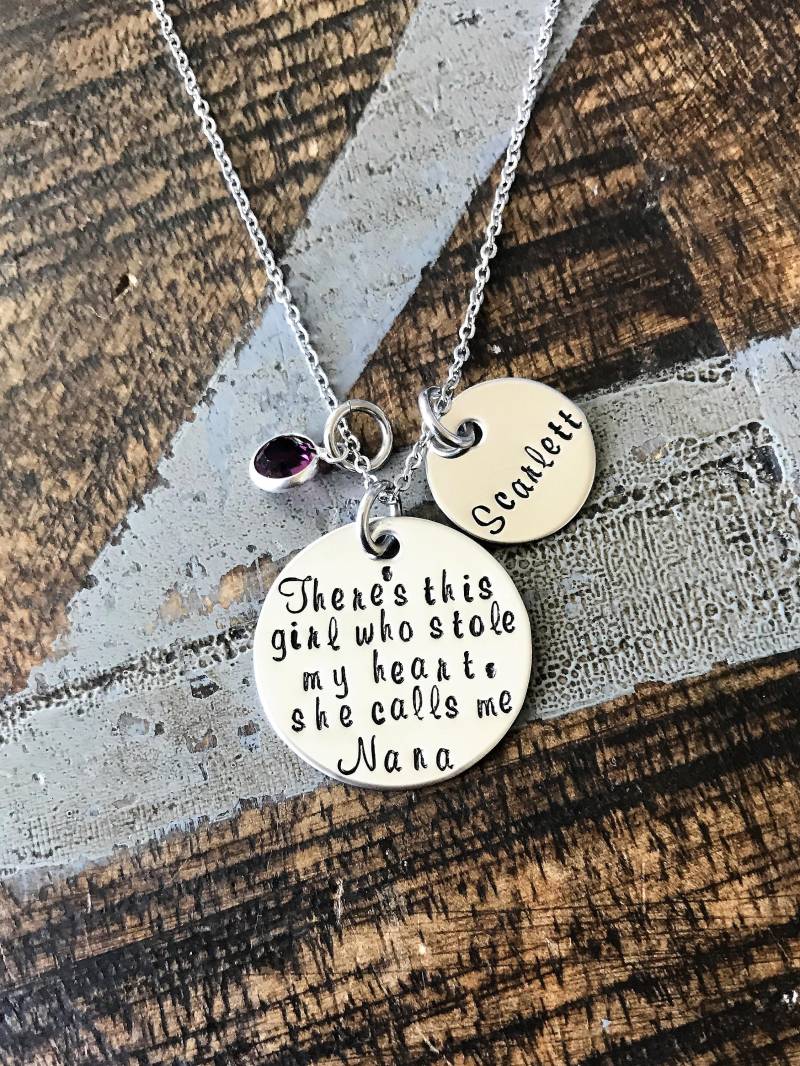 Nana Halskette Theres Dieses Mädchen, Das Mein Herz Handgestempelt Personalisieren Schmuck Muttertagsgeschenk Oma Benutzerdefinierte von BlueEyedJewelsTX