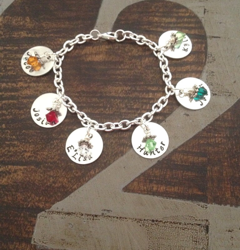 Personalisierte Charm Armband Oma Enkelarmband Handgestempelt Schmuck Birthstone Mama Geschenk von BlueEyedJewelsTX