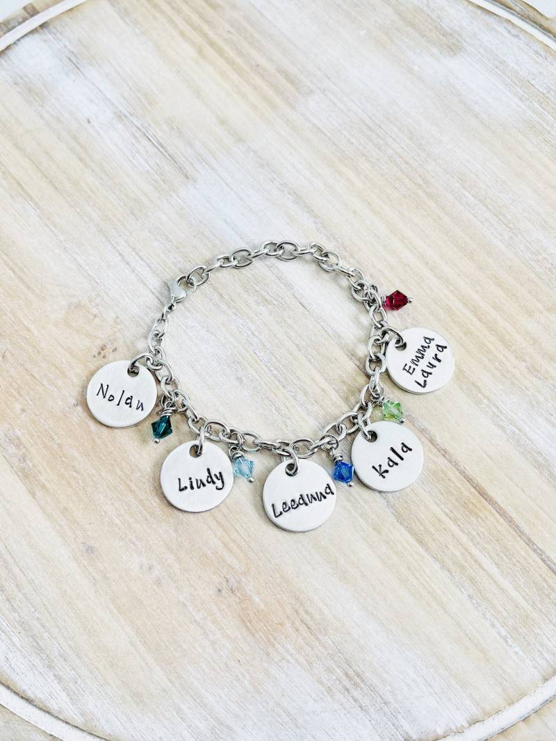 Personalisierte Charm Armband Oma Enkelarmband Handgestempelt Schmuck Birthstone Mama Geschenk von BlueEyedJewelsTX