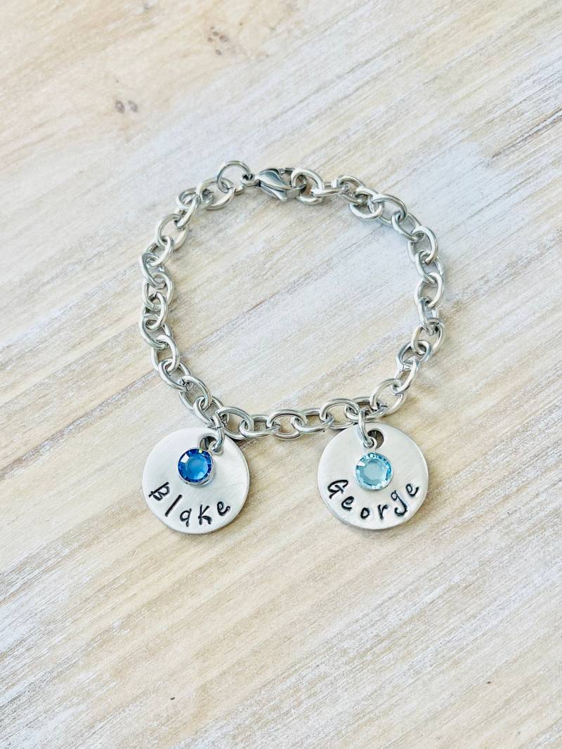 Personalisierte Charm Armband Oma Enkelarmband Handgestempelt Schmuck Mom Geschenk Muttertagsgeschenk von BlueEyedJewelsTX
