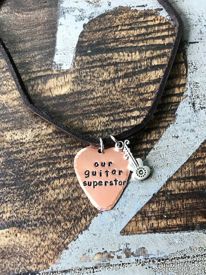 Personalisierte Gitarrenauswahl Halskette Geburtstagsgeschenk Für Gitarrist Personalisierte Geschenk Gitarrenspieler Personalisierter Schmuck von BlueEyedJewelsTX