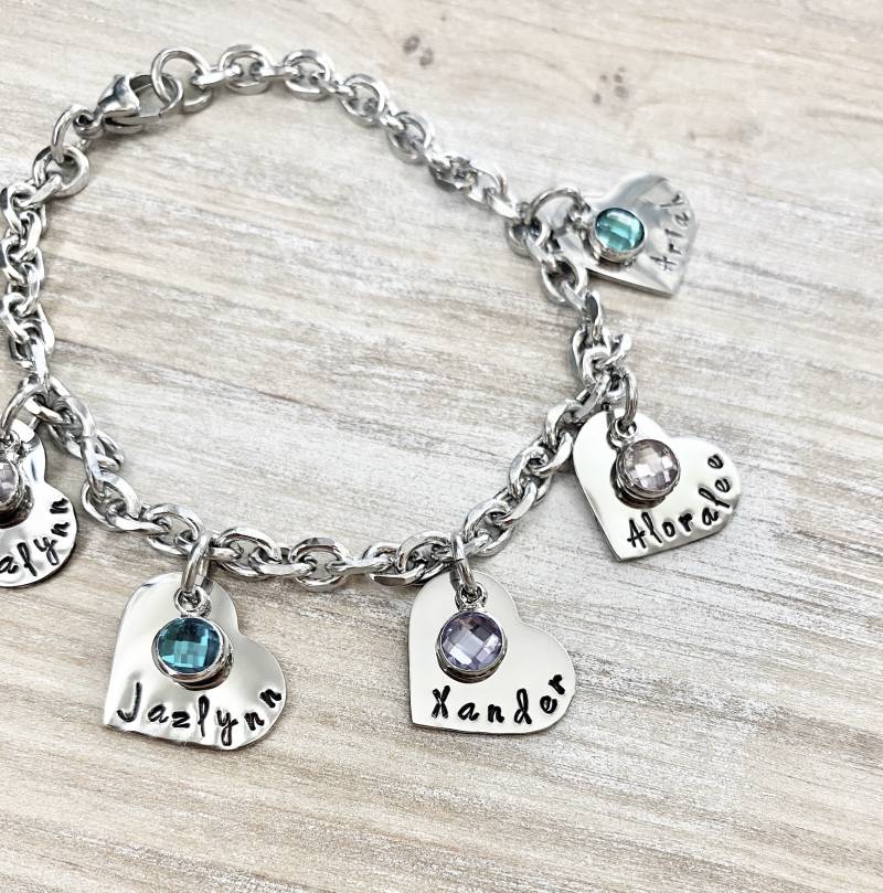 Personalisierte Herz Charm Armband Oma Enkelarmband Handgestempelt Schmuck Mom Geschenk Muttertagsgeschenk von BlueEyedJewelsTX