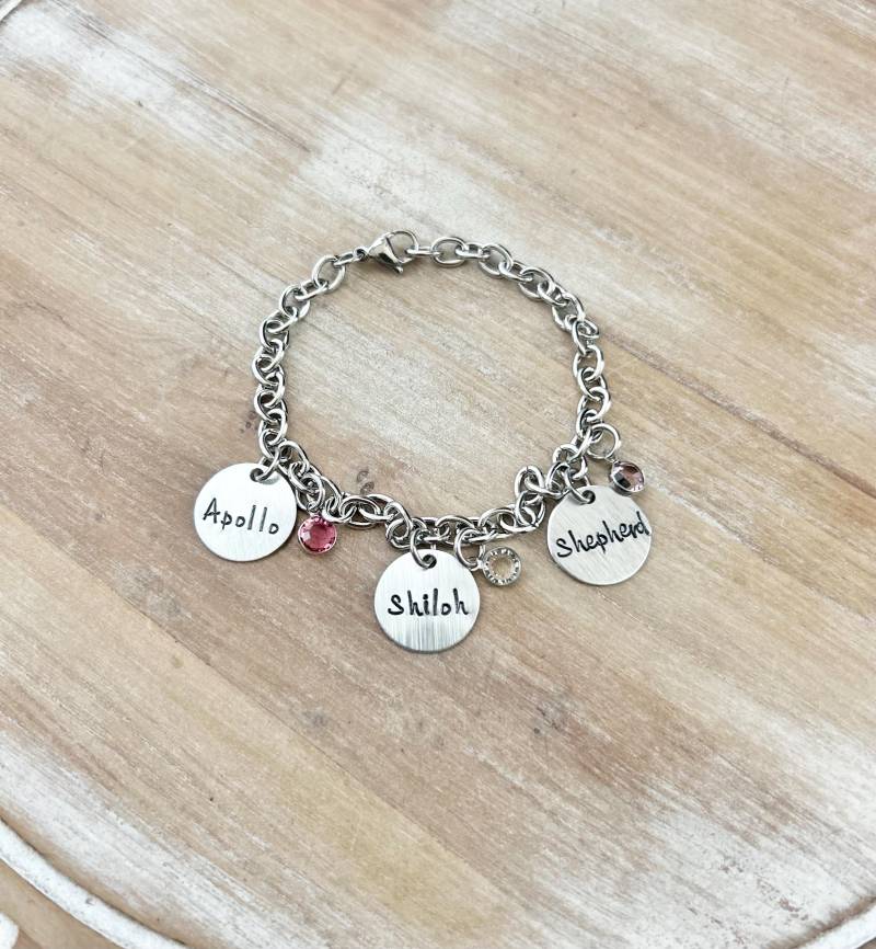 Personalisiertes Bettelarmband Oma Armband Enkel Handgestempelter Schmuck Mom Charm Geschenk Muttertagsgeschenk von BlueEyedJewelsTX