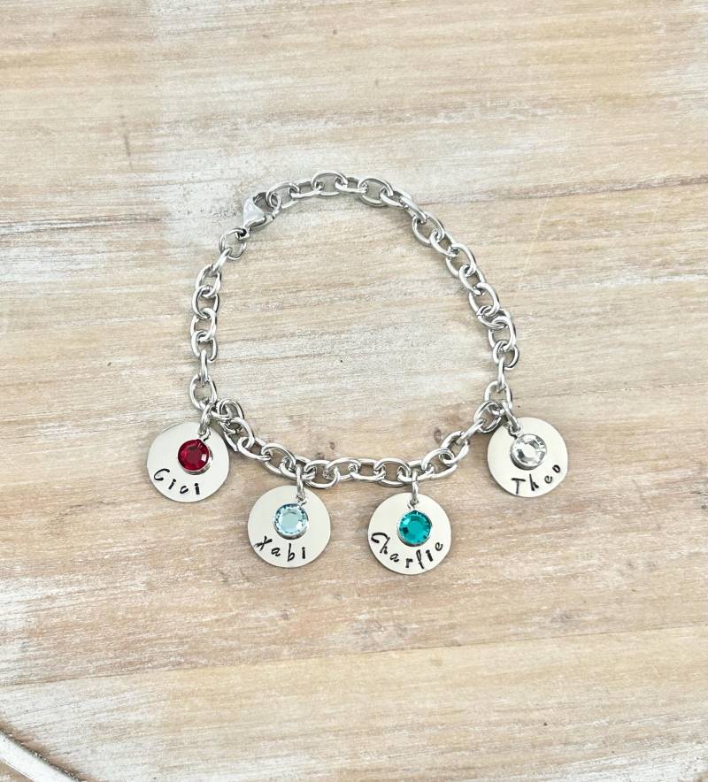 Personalisiertes Bettelarmband Oma Armband Enkel Handgestempelter Schmuck Mom Charm Geschenk Muttertagsgeschenk von BlueEyedJewelsTX
