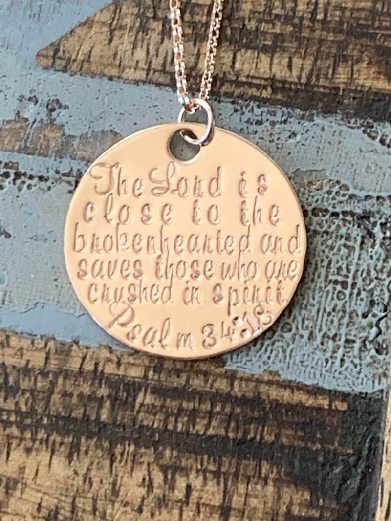 Rose Gold Halskette Der Herr Ist in Nähe Gebrochenen Psalm 34 18 Gestempelt Fehlgeburt Baby Memorial von BlueEyedJewelsTX