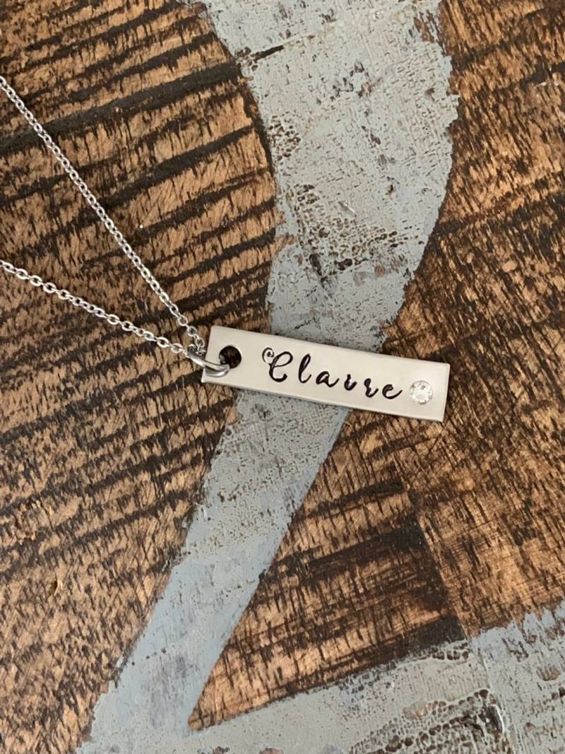 Silber Bar Halskette Birthstone Benutzerdefinierte Name Namensschild Personalisierte Layering Horizontal Dünnen Namen von BlueEyedJewelsTX