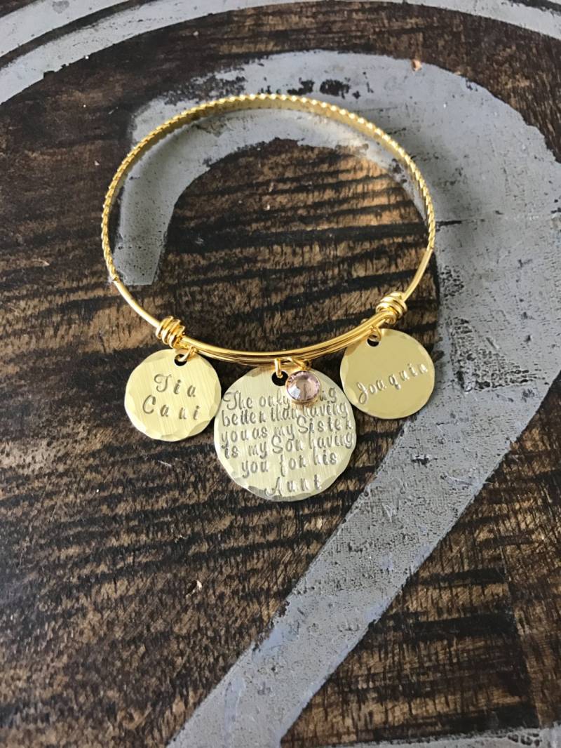 Tante Zitat Armreif Geschenk Für Schwester Armband Schmuck Personalisierte Handgestempelt Name Gold von BlueEyedJewelsTX