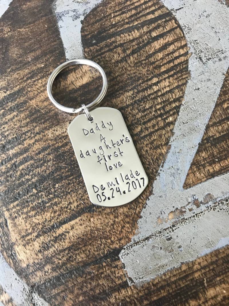 Töchter Erste Liebe Handgestempelt Schlüsselanhänger Herren Papa Personalisierte Vater Geschenk von BlueEyedJewelsTX