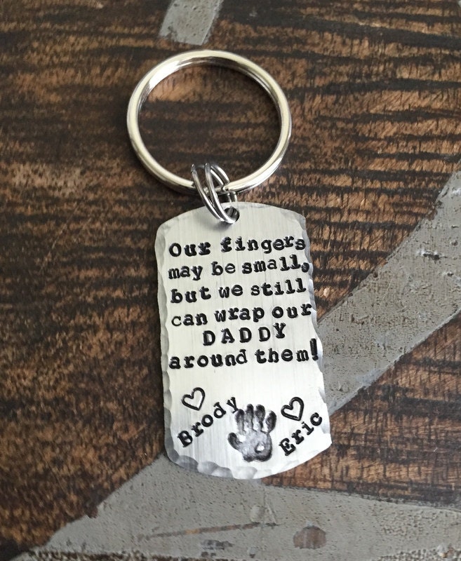 Unsere Finger Können Kleine Schlüsselanhänger Daddy Geschenk An Väter Tag Neue Papa Dogtag Handdruck von BlueEyedJewelsTX