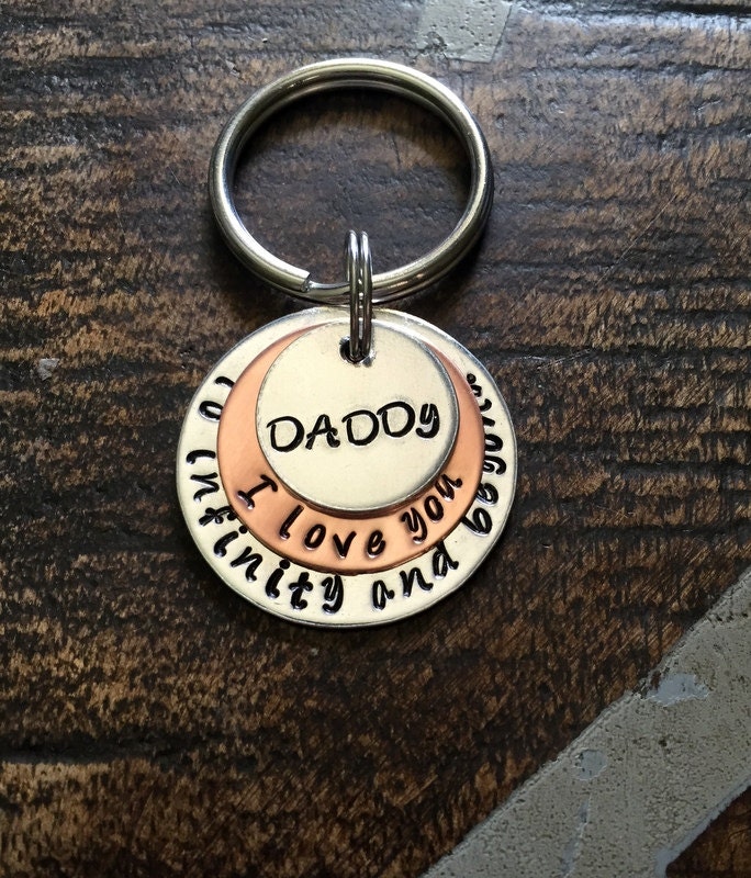 Zu Unendlichkeit Und Darüber Schlüsselanhänger Papa Geschenk Für Custom Daddy Handgestempelt Von Kindern Kupfer von BlueEyedJewelsTX