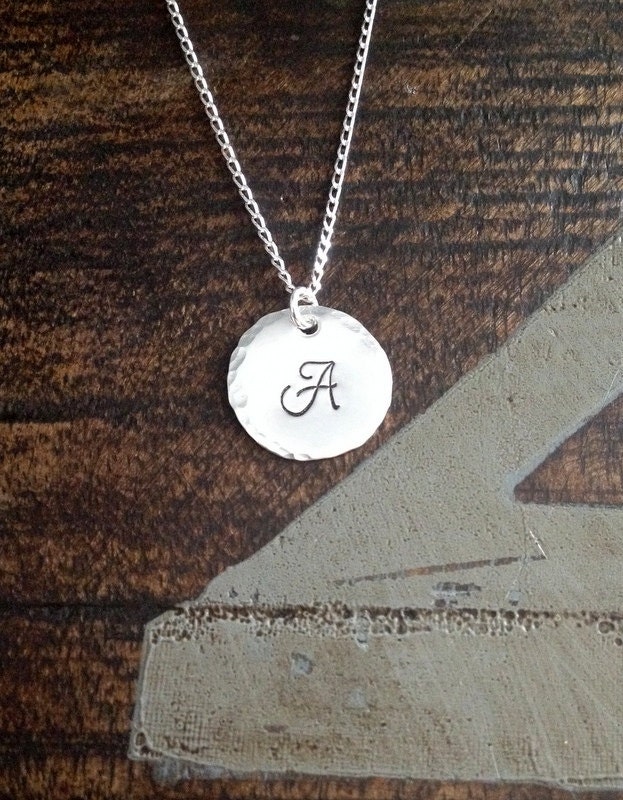 sterling Silber Initial Halskette Charm Erste Monogramm Brautjungfer Geschenk Für Mama Handgestempelt von BlueEyedJewelsTX