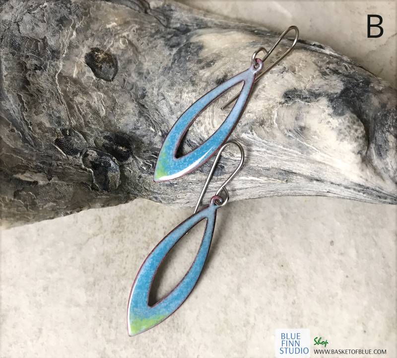 Blau Grün Oval Teardrop Emaille Ohrringe, Emaillierte Kupfer Blauer Langer Offener Reifen, Artisan Handgemachte Usa von BlueFinnStudio