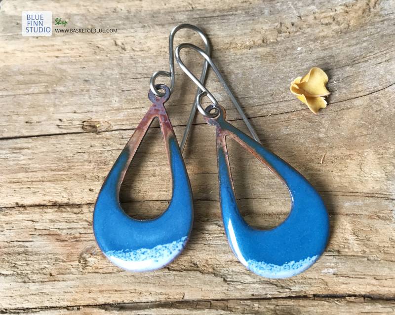 Blaue Emaille Öffnen Teardrop Ohrringe Oval Baumeln Emaillierte Kupfer Fackel Gefeuert Handwerker Schmuck von BlueFinnStudio