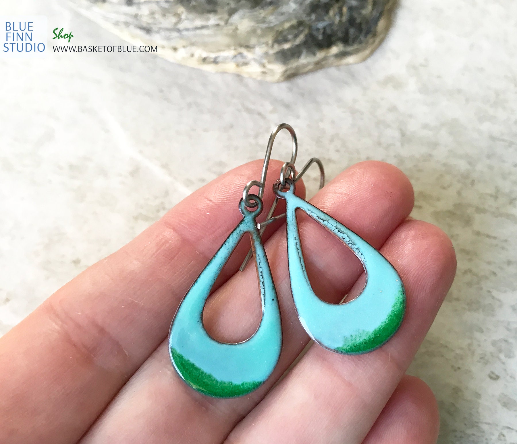 Grün Emaillierte Kupferohrringe, Offene Tropfenohrringe, Blaugrüne Emaille-Ohrringe, Rustikale Feuerpatina, Boho-Schmuck von BlueFinnStudio