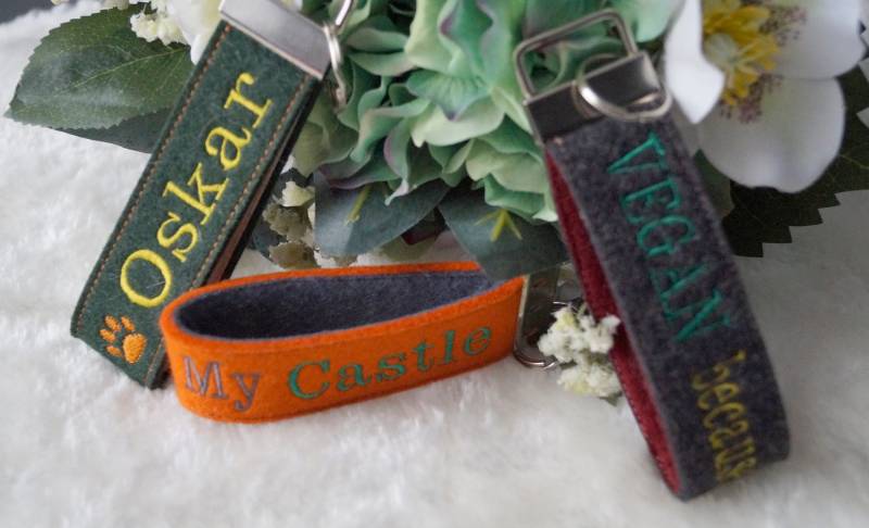 Schlüsselanhänger Aus Filz Mit Wunschtext Beidseitig Bestickt von BlueFireflyUniverse