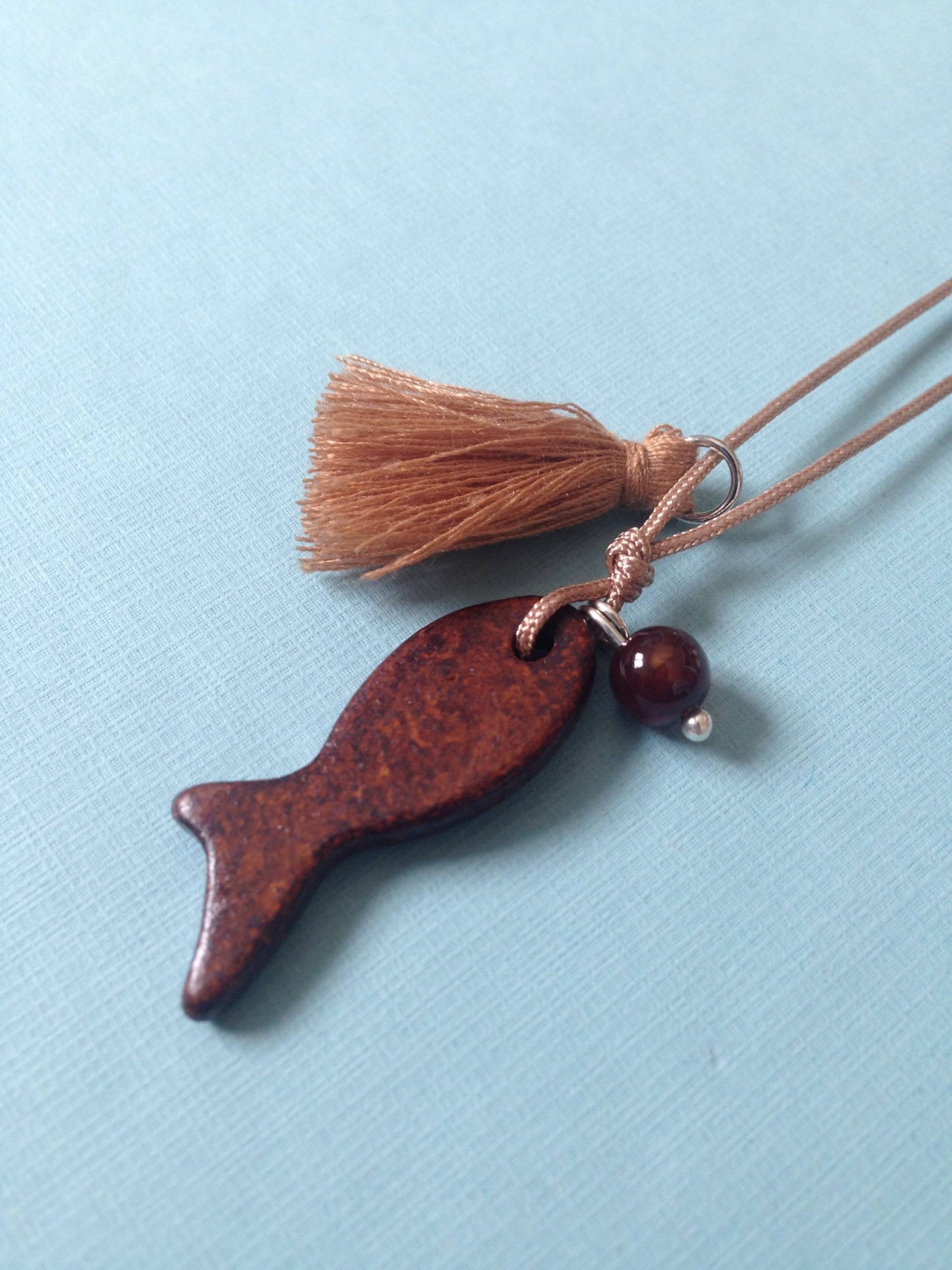 Braun Keramik Fisch, Achat Und Beige Quaste Halskette Braun Keramik Fisch, Achat Und Beige Quaste Halskette von BlueFishCreationsCY