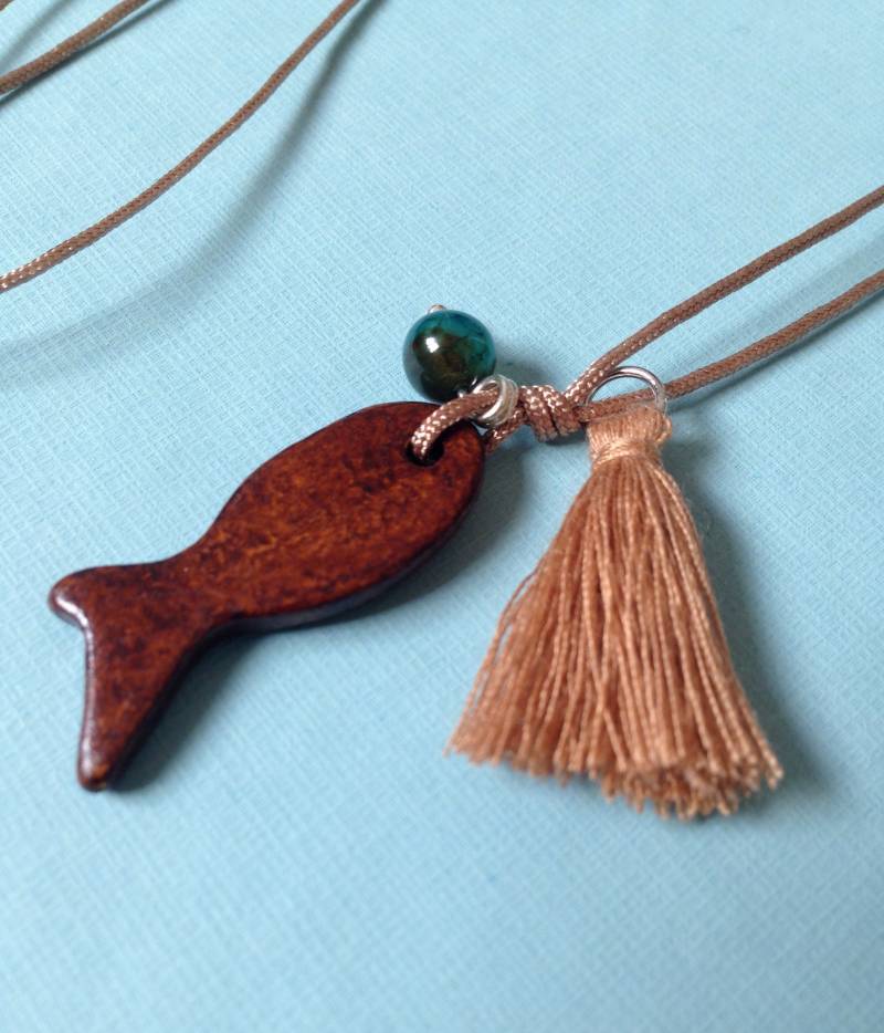 Braun Keramik Fisch, Grüner Achat Und Beige Quaste Halskette von BlueFishCreationsCY