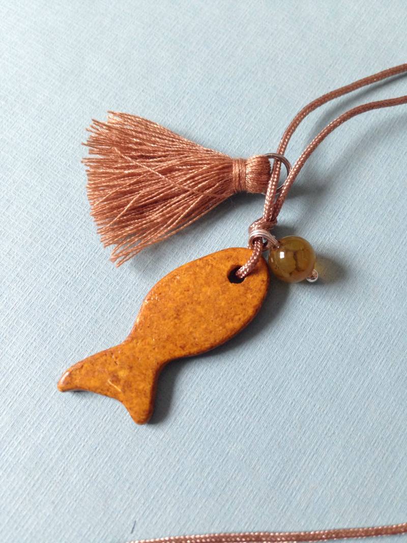 Gelber Keramik Fisch, Achat Und Beige Quaste Halskette Gelber Keramik Fisch, Achat Und Beige Quaste Halskette von BlueFishCreationsCY