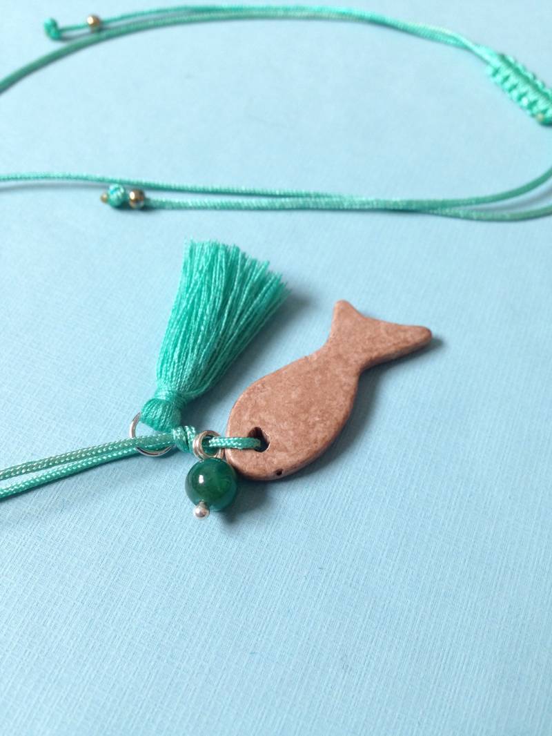 Hellbraune Keramik Fisch, Grüner Achat Und Aquamarin Quaste Halskette Hellbraune Keramik Fisch, Grüner Achat Und Aquamarin Quaste Halskette von BlueFishCreationsCY