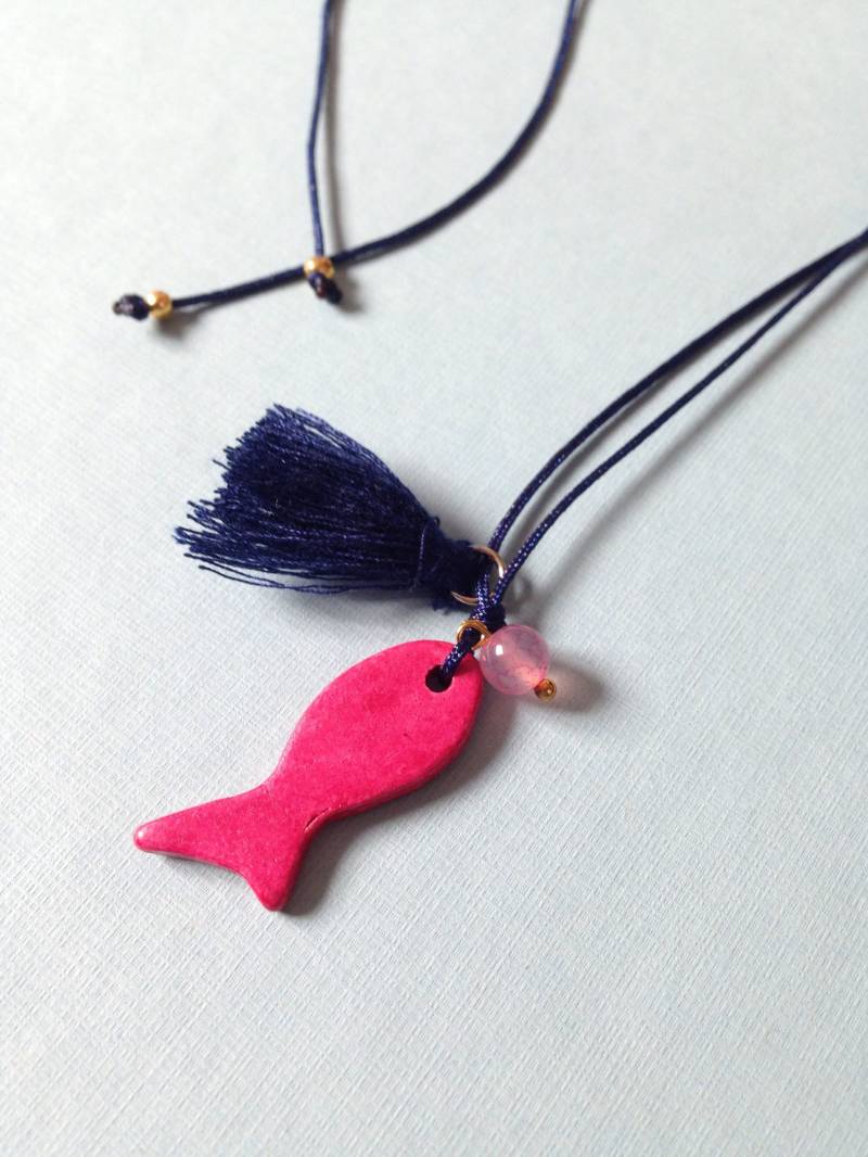 Rosa Keramik Fisch, Achat Und Marineblau Quaste Halskette Rosa Keramik Fisch, Achat Und Marineblau Quaste Halskette von BlueFishCreationsCY