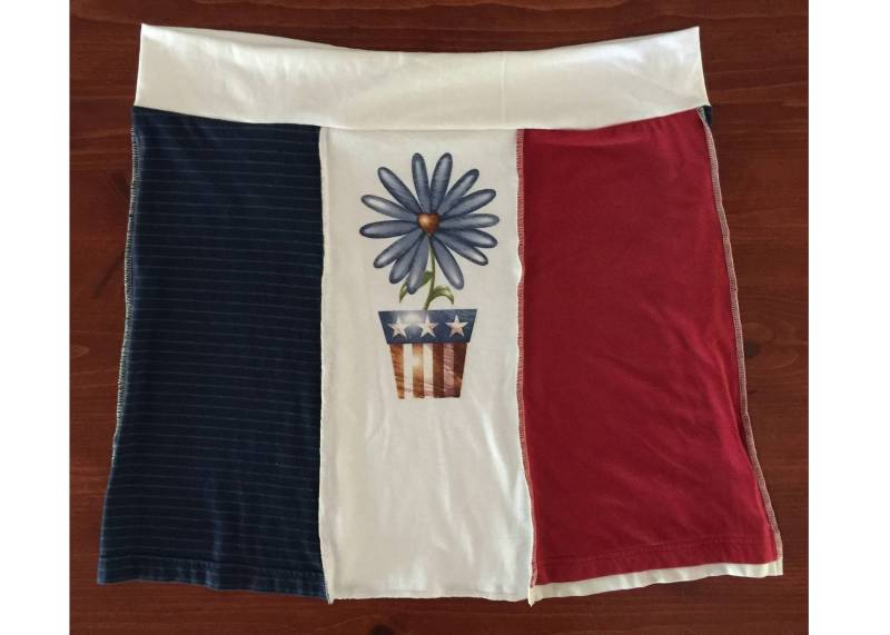 Rot, Weiß Und Blau T-Shirt Rock Mit Potted Plant, Größe Xxl von BlueForestApparel