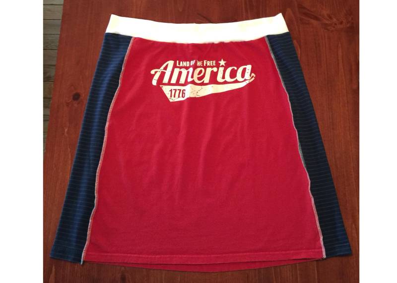 Rot-Weiß Und Blaues Land Des Freien Amerika 1776 T-Shirt-Rock, Size Xl von BlueForestApparel