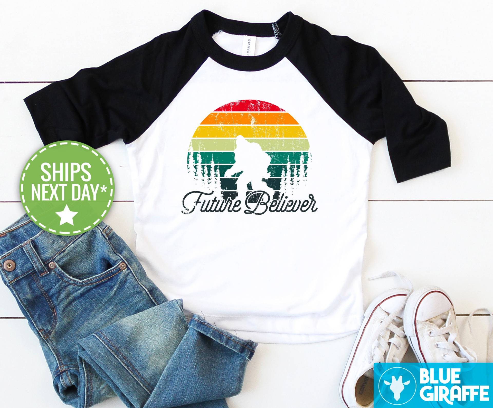 Big Foot Kleinkind Shirt, Zukunft Believer Kinder Lustiges Baseball T-Shirt von BlueGiraffeApparel