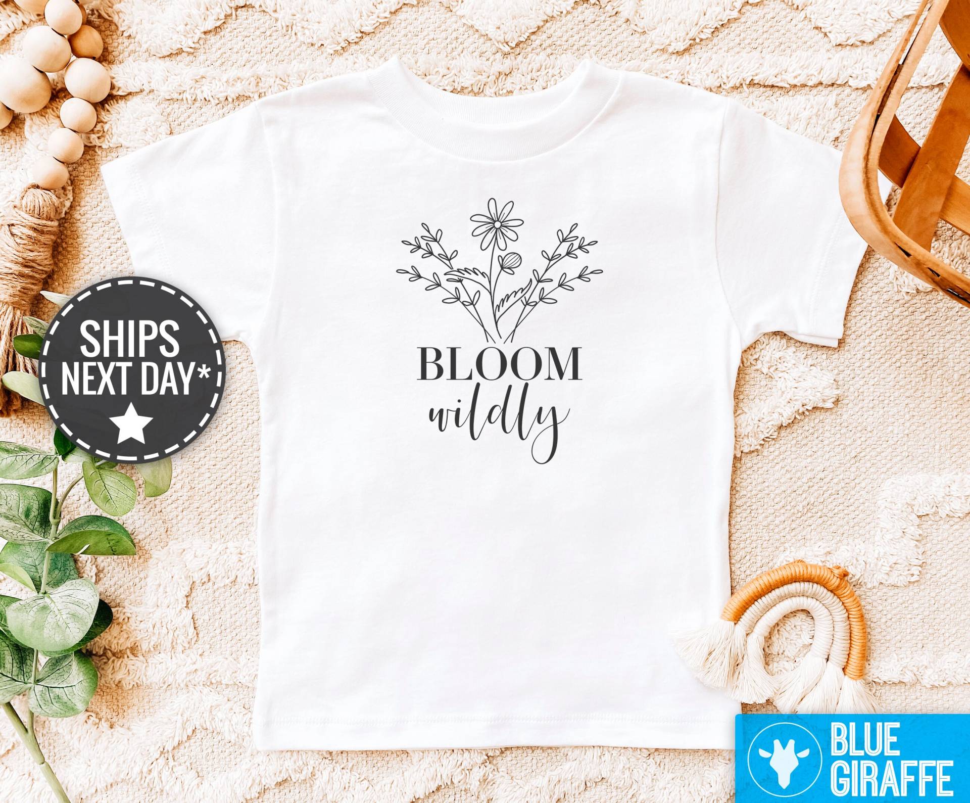 Bloom Wildly Shirt, Süßes Kleinkind Mädchen Raglan Boho Wildflower Shirt von BlueGiraffeApparel