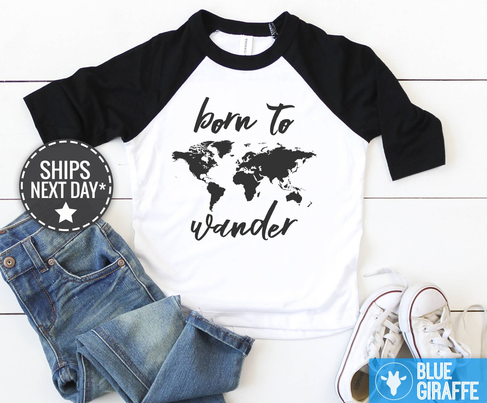 Born To Wander Kleinkind Shirt, Niedlicher Adventure Bodysuit, Wandern-Baby-Body® von BlueGiraffeApparel