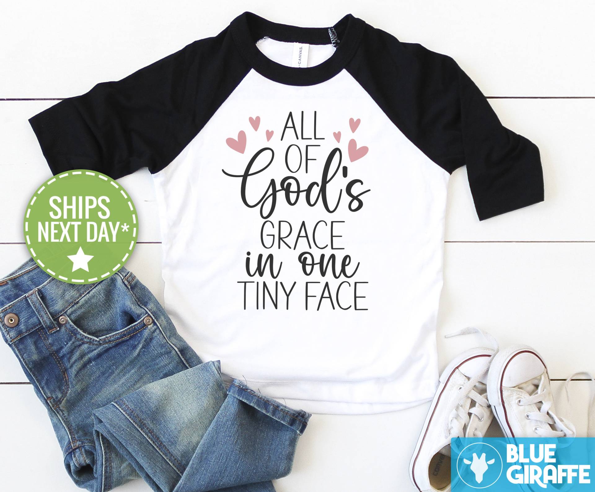 Die Ganze Gnade Gottes in Einem Winzigen Gesicht Kinder Shirt, Süßes Religiöses Kleinkind Unisex Raglan von BlueGiraffeApparel