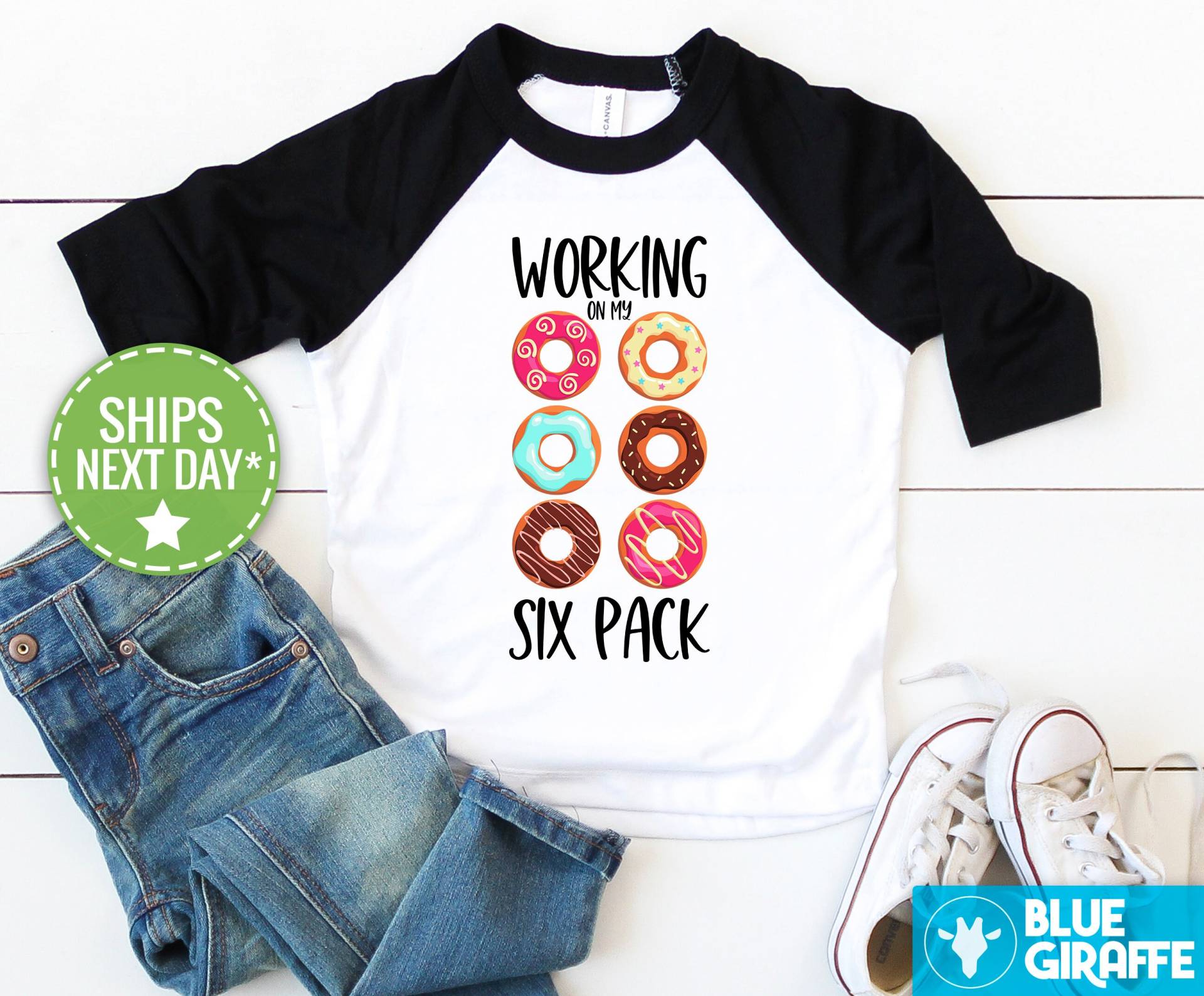 Ich Arbeite An Meinem Six Pack Kleinkind T-Shirt, Lustiges Donut Shirt, Arbeit 6 Kinder Baseball Shirt Geschenk von BlueGiraffeApparel